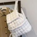 Sac à dos matelassé blanc vue de détail, design bouffant élégant pour un usage quotidien. - Carreaux Gonflés / Blanc Cassé