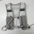 Grauer leichter Outdoor Sport Laufweste Rucksack mit atmungsaktivem Mesh und Taschen. - Grau