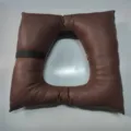 Cuscino anti-decubito per pazienti allettati, cuscino cavo traspirante per cure in pelle marrone. - Cuscino in Pelle PU / Caffè