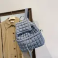 Sac à dos matelassé bleu pour femmes, sac d'école tendance effet duvet pour tous les jours. - Carreaux Gonflés / Gris