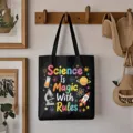 Detailansicht der schwarzen Stofftasche mit buntem Wissenschaftsmotiv und vielen süßen Grafiken. - Stil 20 / Schwarz