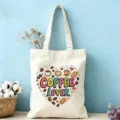 Gros plan détaillé du sac cabas en toile esthétique avec motif de cœur d'amateur de café. - Thème Café (19)