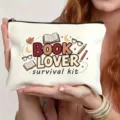 Borsa con zip in tela con stampa grafica per amanti dei libri, ideale per trucco e cancelleria. - Tema Amante dei Libri (19)