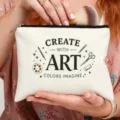 Detalle de bolsa de maquillaje de lona con diseño de estampado artístico y cierre de cremallera. - Estilo de Estampado Colores de Arte Imaginación