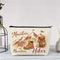 Detailansicht einer Retro-Aquarell-Bergwandern-Kulturtasche, ideal für Reisen im Freien. - Climber