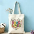 Vue détaillée du joli sac cabas en toile pour les amoureux des livres avec lettres. - Thème Livres (17)