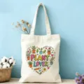 Gros plan sur le sac cabas en toile avec un joli motif graphique de cœur de plantes. - Thème Plantes (16)