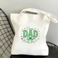 Vue détaillée d'un sac cabas en toile blanche avec imprimé léopard vert et motif animal. - Style Dog DAD (15)