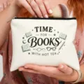 Bolsa de cosméticos de lona con diseño de letras, estuche versátil para uso diario. - Estilo de Estampado Libros Con Té Caliente