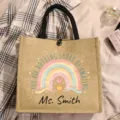 Nahaufnahme der personalisierten Jute-Tragetasche als Geschenk mit Regenbogen-Druck. - Stil 20