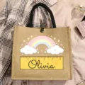 Personalisierte Jute-Tragetasche mit niedlichem Regenbogen-Druck für den täglichen Einkauf. - Regenbogen Wolken Lineal Stil (19)