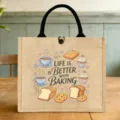 Detailansicht der süßen Jute-Lunchtasche mit Backmotiv, schwarzen Henkeln und Aufdruck. - Backthema Stil (1)
