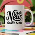 Gros plan détaillé d'une tasse à café en céramique blanche avec typographie noire élégante. - Style Police Artistique Veuillez Patienter (14) / 350ml Paquet Unique