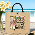 Jute Tragetasche Detailansicht mit gedrucktem Spruchdesign und naturfarbenem Leinenstoff. - Handgemacht mit Herz Stil (17)