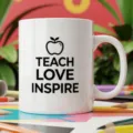 Taza de café de cerámica para maestros con tipografía negra minimalista y manzana. - 350ml / Estilo 15