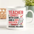 Tazza da caffè in ceramica bianca per insegnanti, tipografia motivazionale, vista dettagliata. - Confezione regalo tazza singola / Stile Cura Penna Rossa