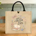 Nahaufnahme der Jute-Lunchtasche mit süßem Katzenprint, Büchern und hübschen Blumen. - Katzenform (3)