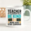 Primo piano dettagliato di una tazza in ceramica bianca con citazioni motivazionali per docenti. - Confezione regalo tazza singola / Stile Regole della Classe