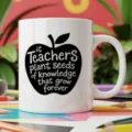 Close-up detail view of white ceramic coffee mug featuring apple graphic and teacher quote. - American Blackboard Classic Apple Style 16 / 350ml