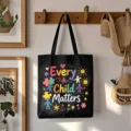 Große schwarze Canvas-Tragetasche mit bunten Lehrer-Buchstaben, ideal für den Alltag. - Stil 15 / Schwarz