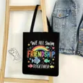 Vista detallada del bolso tote de lona negra con estampado de arcoíris y peces coloridos. - Estilo Peces Océano 14