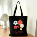 Nahaufnahme der schwarzen Canvas-Tragetasche mit Sportmotiven und personalisiertem Text. - Sportlehrer Stil (15) / L