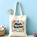 Vue détaillée du sac cabas en toile blanche avec impression motif dessin animé professeur. - Style Enseignant de Maths Un (14)