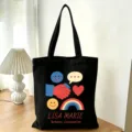 Schwarze Segeltuchtasche mit personalisiertem Regenbogen-Smiley-Druck und Lehrernamen-Text. - Schulberater Stil (14) / L