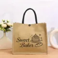 Elegante Jute Tasche mit schwarzen Griffen und dekorativem Aufdruck für den täglichen Einkauf. - Botanischer Druck Stil Zwölfen
