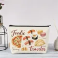 Detailaufnahme der Kosmetiktasche mit Aquarell-Lebensmittelmustern wie Pizza und Sushi. - Feinschmecker