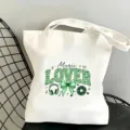 Gros plan d'un sac cabas en toile blanche avec imprimé musique, nœud vert et disque vinyle. - Style Music LOVER (09)