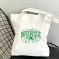 Sac cabas en toile blanche vue de detail avec noeud vert et motif infirmier pour tous les jours. - Style Lucky NURSE (08)