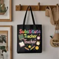Schwarze Canvas Lehrertasche Detailansicht hängend an Holzhaken im Klassenzimmerstil. - Stil 12 / Schwarz