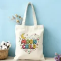 Gros plan d'un sac cabas en toile avec un imprimé graffiti coloré MOON CHILD et un décor fleuri. - Thème Enfant de la Lune (08)