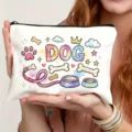 Nahaufnahme Detail der Aquarell Hund Print Leinwand Kosmetiktasche mit Reißverschluss. - Hunde Druck Stil (7.16) / Weiß