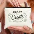 Vista de cerca detallada de un elegante neceser de lona con tipografía artesanal creativa. - Estilo de Estampado Tema Artesanía