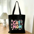 Dettaglio della borsa shopper in tela nera con stampa colorata Cat Mom e zampe. - Mamma Gatto Cuore Zampa (08)