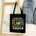 Detalle de bolso tote de lona negra con estampado de plantas coloridas y texto inspirador. - Estilo Plantas 08
