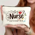 Dettaglio della pochette con cerniera in tela da infermiera con stampa a tema medico resistente. - Infermiera Icone Mediche (7)