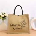 Detail des Jutesack-Tote-Bags mit natürlicher Jute-Textur, schwarzem Griff und Print. - Botanischer Druck Stil Acht