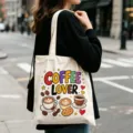 Detailansicht der weißen Canvas Tragetasche mit buntem Kaffeemotiv für den Alltag. - Kaffeeliebhaber Druck