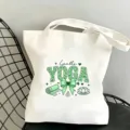 Vue détaillée du sac cabas en toile blanche avec motif léopard yoga vert et nœud. - Style Gentle YOGA (05)