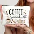 Weißer Leinen-Reißverschlussetui mit Kaffee-Motiv, ideal als Kosmetiktasche nutzbar. - Kaffee-Barista-Stil