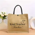 Detailansicht der Vintage Jute-Tragetasche mit personalisiertem Lehrer-Druck und stabilen - Botanischer Druck Stil Sechs