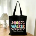 Borsa shopper in tela nera con stampa di cartoni animati di cani e design spazioso. - Dog Walker Graffiti (04)