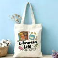 Détail du cabas en toile avec impression de livres mignons et texture beige propre. - Style Vie de Bibliothécaire (02)