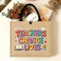 Borsa shopper in juta per insegnanti con stampa educativa colorata e manici neri. - Stile Gli Insegnanti Cambiano la Vita (6278935766193)