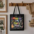 Nahaufnahme des schwarzen Canvas-Tragetaschen-Details mit bunten Musiktexten und Illustrationen. - Stil 6 / Schwarz