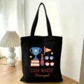 Schwarze Canvas-Tragetasche Detail mit personalisiertem Namen und klassischem Schuldesign. - Schulleiter Stil (07) / L