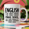 Dettaglio di tazza in ceramica bianca con stampa tipografica in inglese e grafiche di matite. - 350ml / Stile Slogan Umoristico
